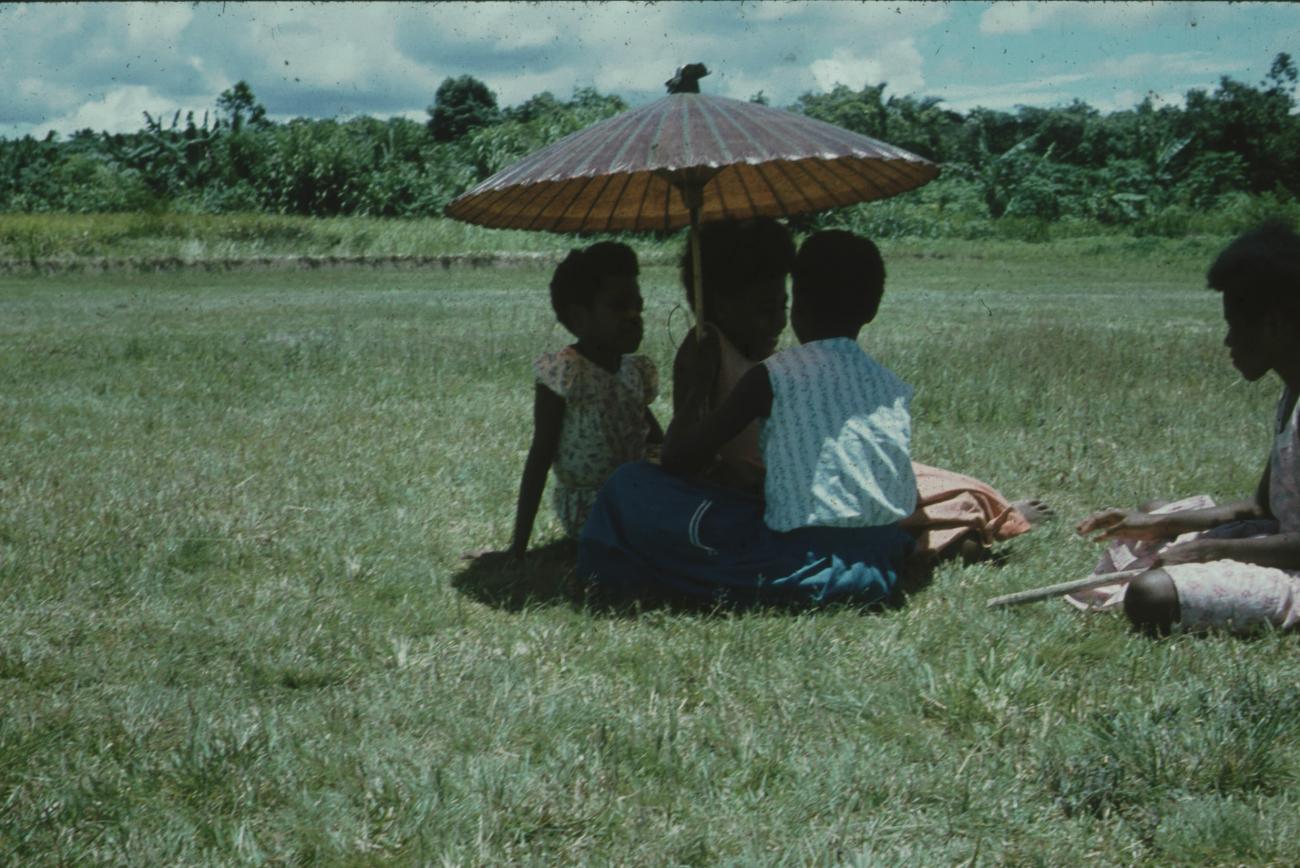 BD/171/1753 - 
Vrouw met kinderen onder de parasol
