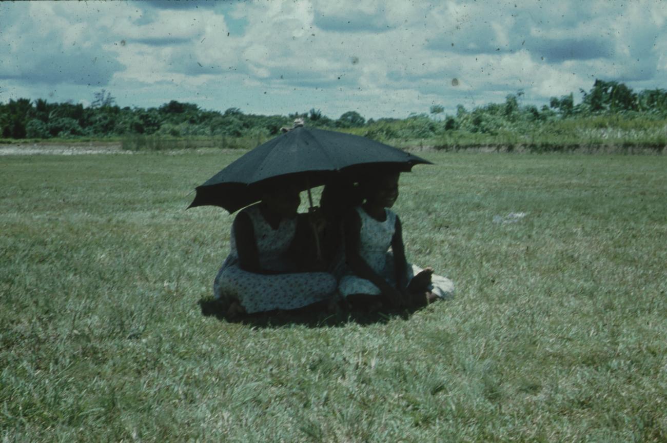 BD/171/1754 - 
Vrouwen onder parasol
