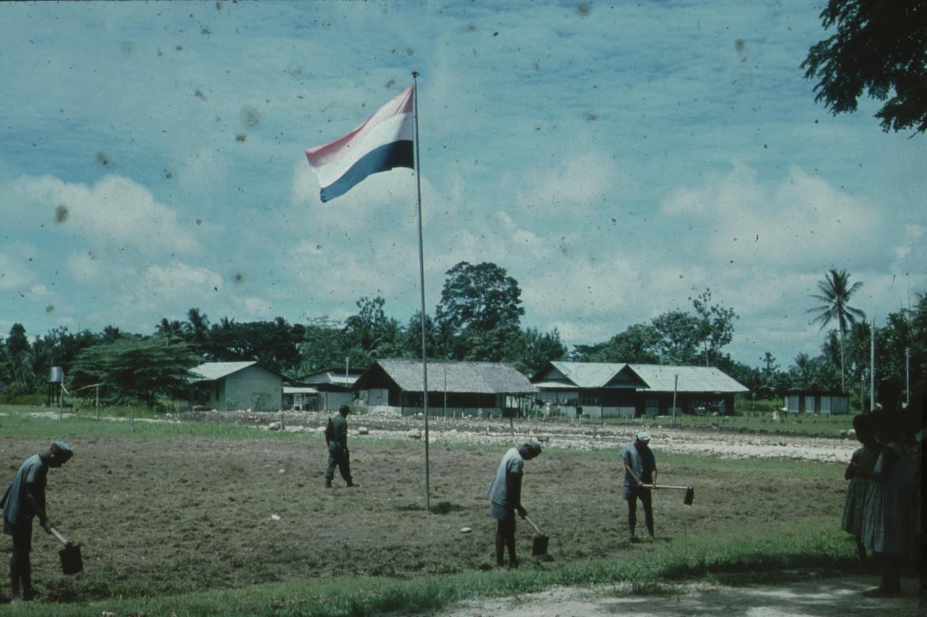 BD/171/1760 - 
Mensen zijn land aan het bewerken
