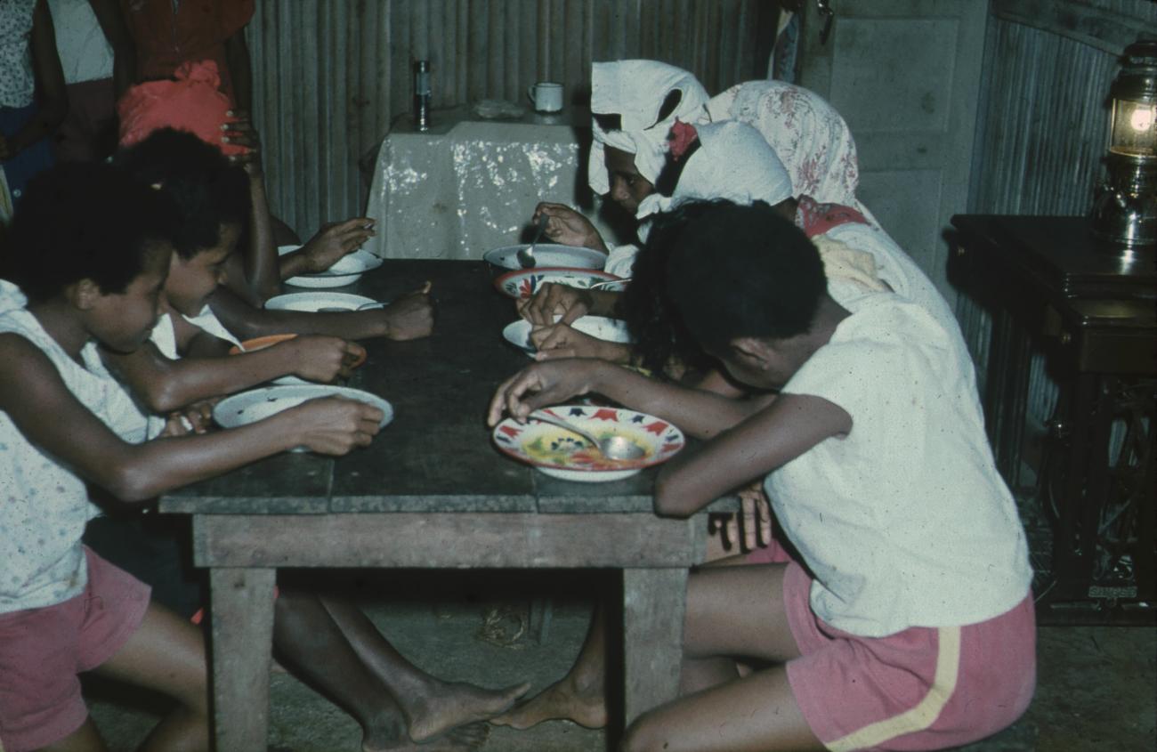 BD/171/1762 - 
Kinderen aan het eten aan tafel
