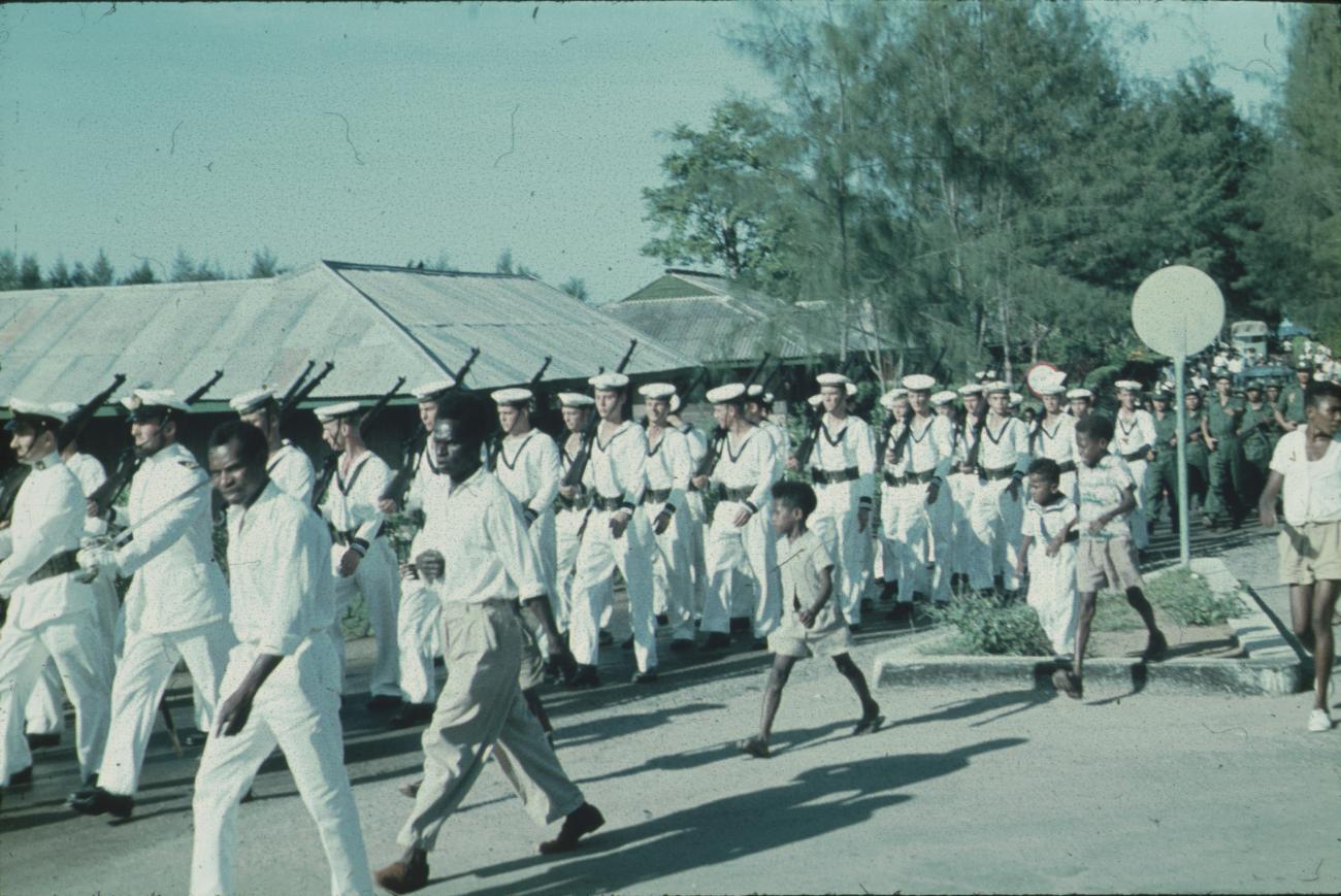 BD/171/642 - 
Koninginnendag, parade marinemensen.

