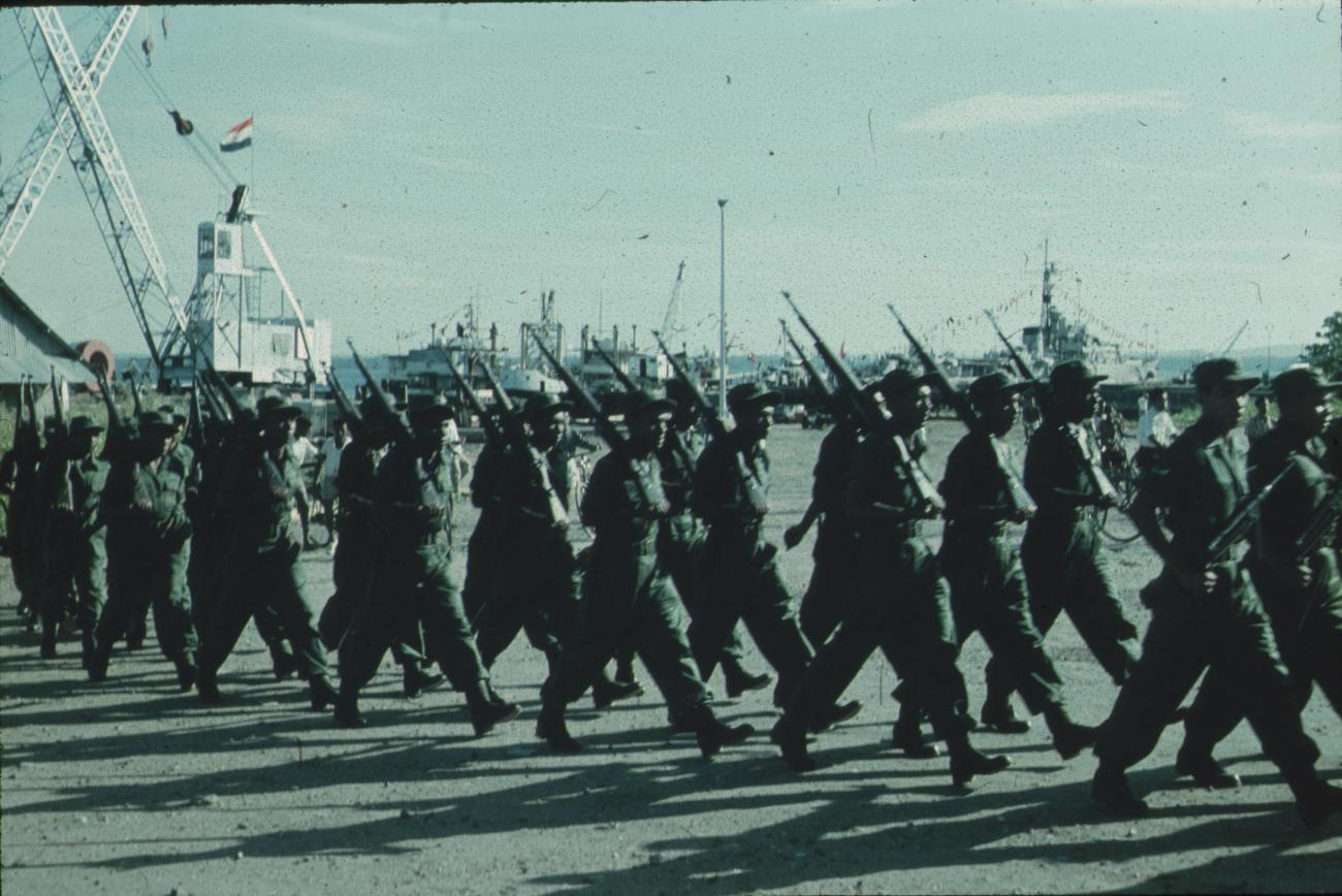 BD/171/644 - 
Koninginnendag, parade papoea vrijwiliigerskorps.
