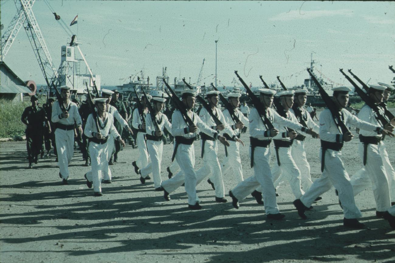 BD/171/645 - 
Koninginnendag, parade marinemensen in haven.
