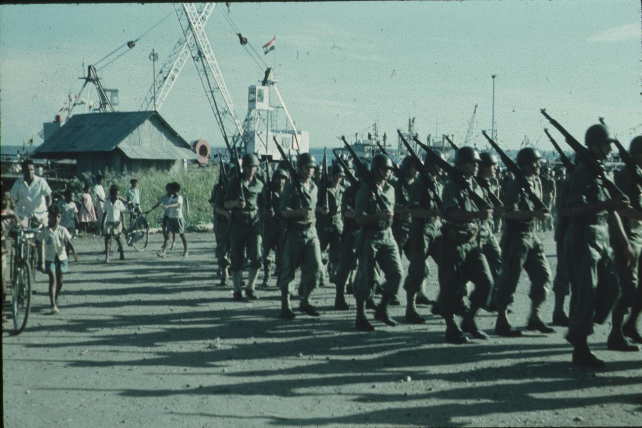 BD/171/646 - 
Koninginnendag, parade mariniers in haven.
