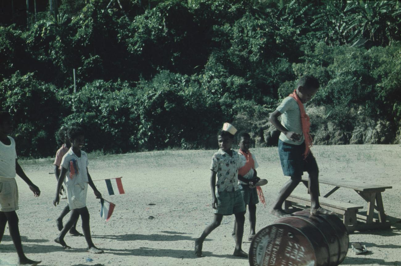 BD/171/655 - 
Koninginnendag, schoolkinderen met mutsen en vlaggetjes.

