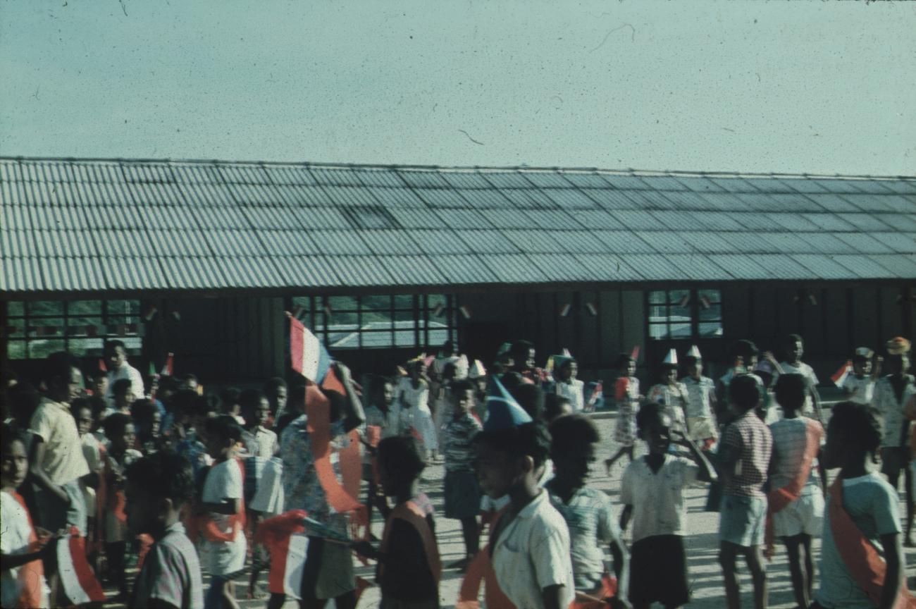 BD/171/660 - 
Koninginnendag, schoolkinderen met mutsen en vlaggetjes.
