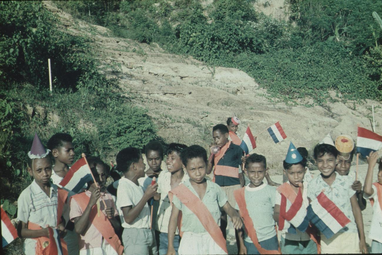 BD/171/661 - 
Koninginnendag, schoolkinderen met mutsen en vlaggetjes.
