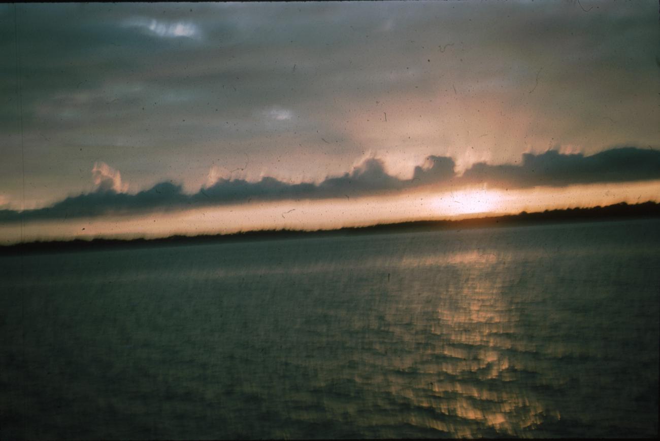 BD/171/677 - 
Foto kust bij zonsondergang vanaf schip.
