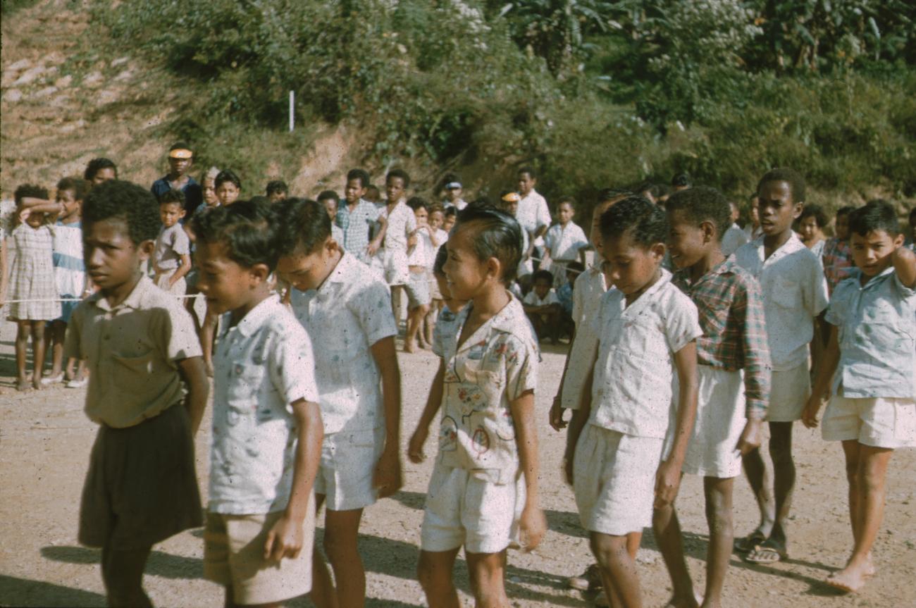 BD/171/696 - 
Kinderen buiten school
