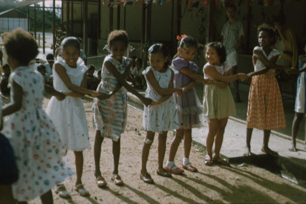 BD/171/700 - 
Meisjes aan het spelen op school
