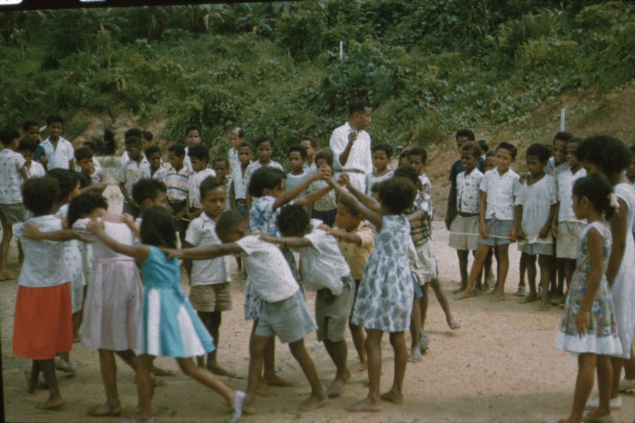 BD/171/706 - 
Kinderen aan het spelen met leraar erbij
