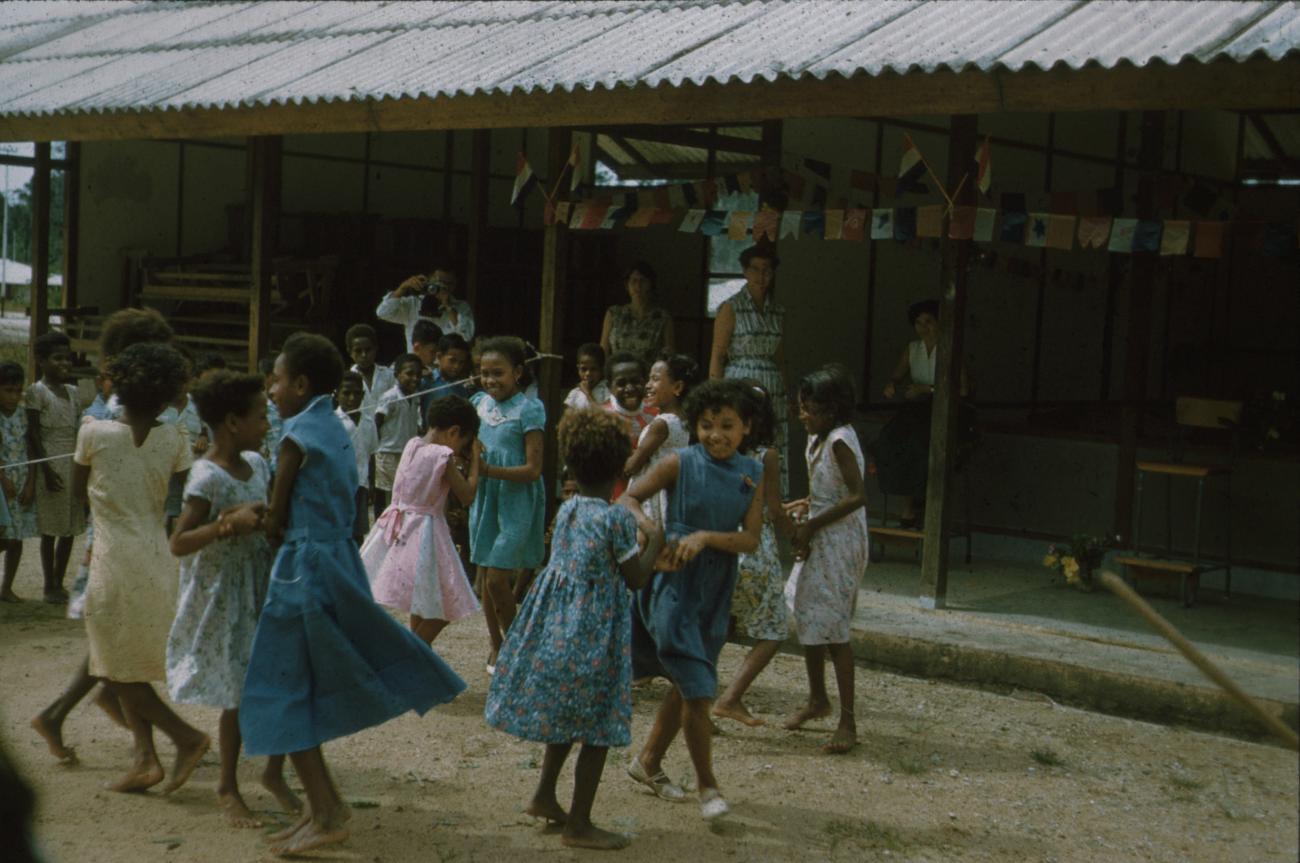 BD/171/710 - 
Meisjes aan het dansen op school
