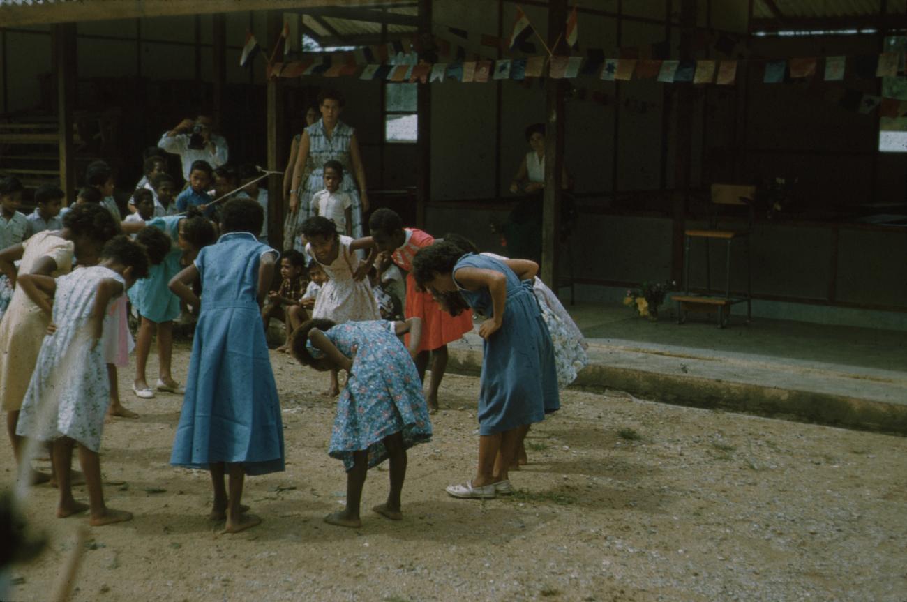 BD/171/711 - 
Kinderen doen oefeningen op school
