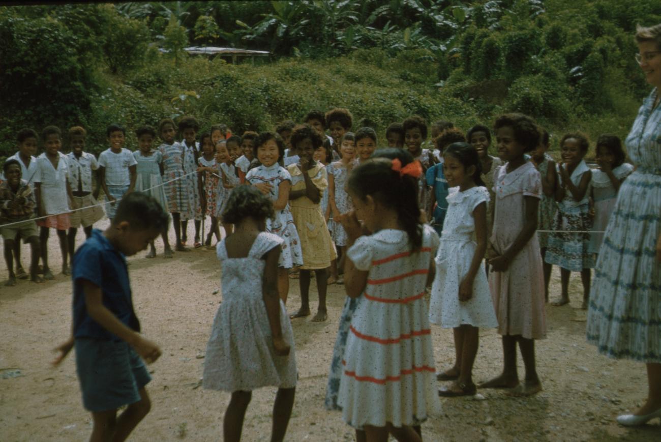 BD/171/713 - 
Kinderen aan het spelen op school
