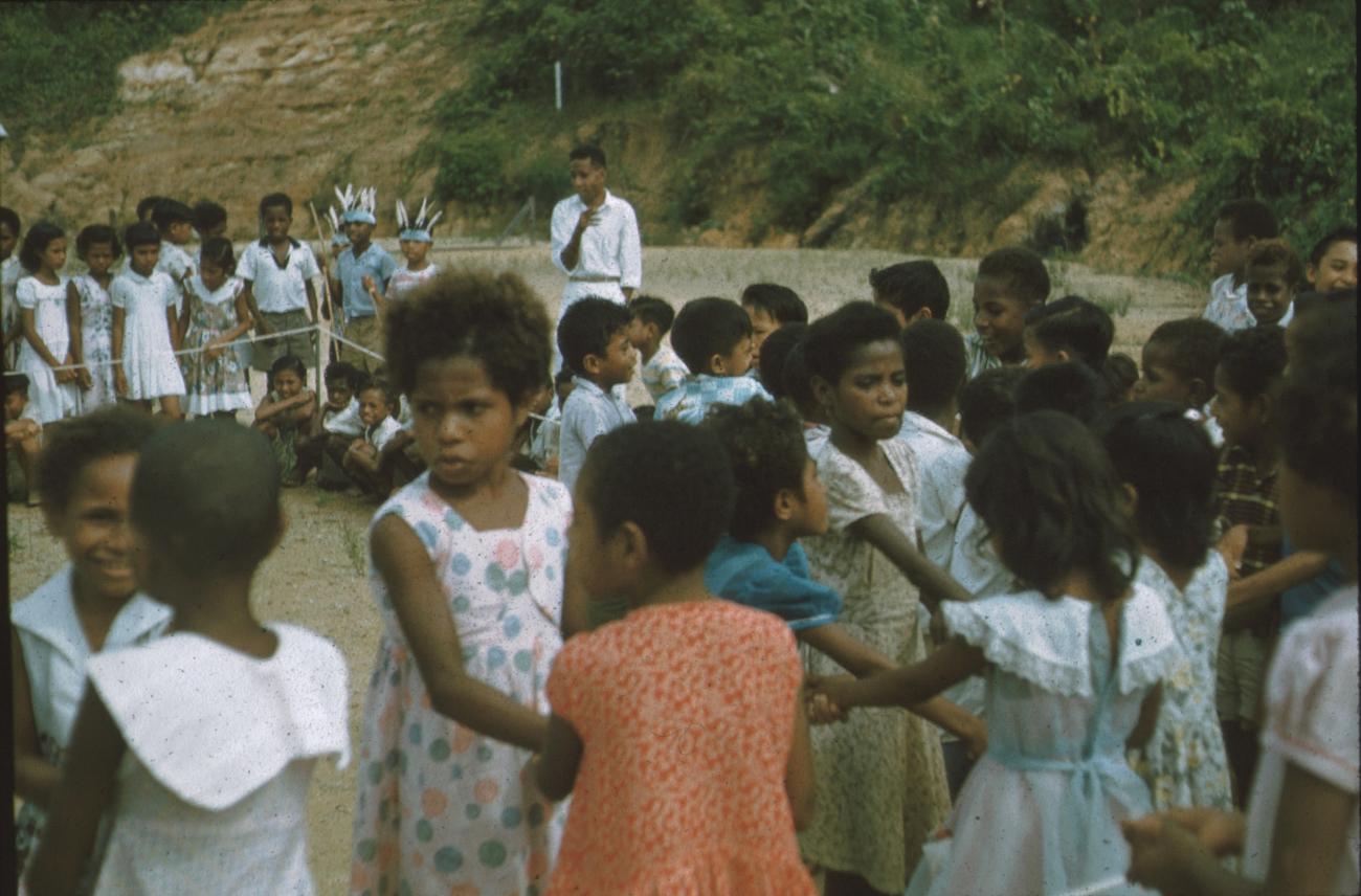 BD/171/720 - 
Kinderen doen oefening op school
