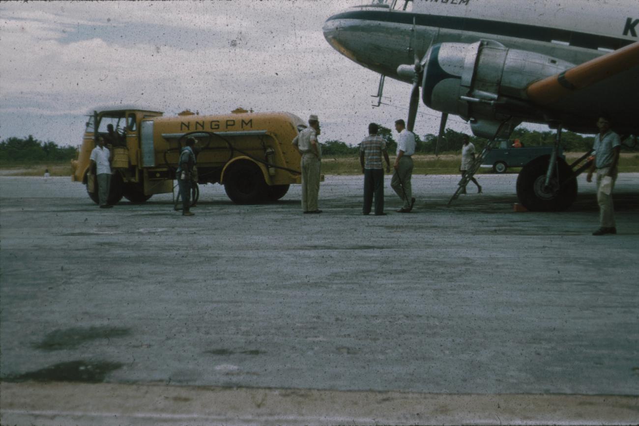 BD/171/734 - 
Vliegtuig met tankwagen op vliegveld
