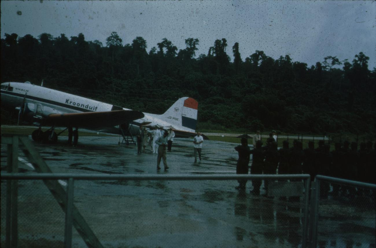 BD/171/764 - 
Belangrijke Nederlander stapt uit vliegtuig Kroonduif
