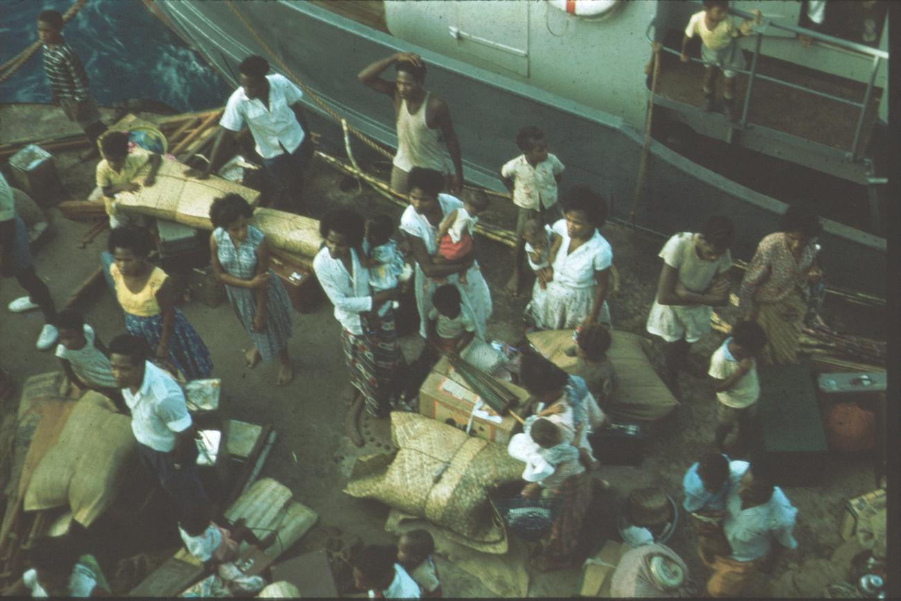 BD/171/829 - 
Mensen met bagage in haven
