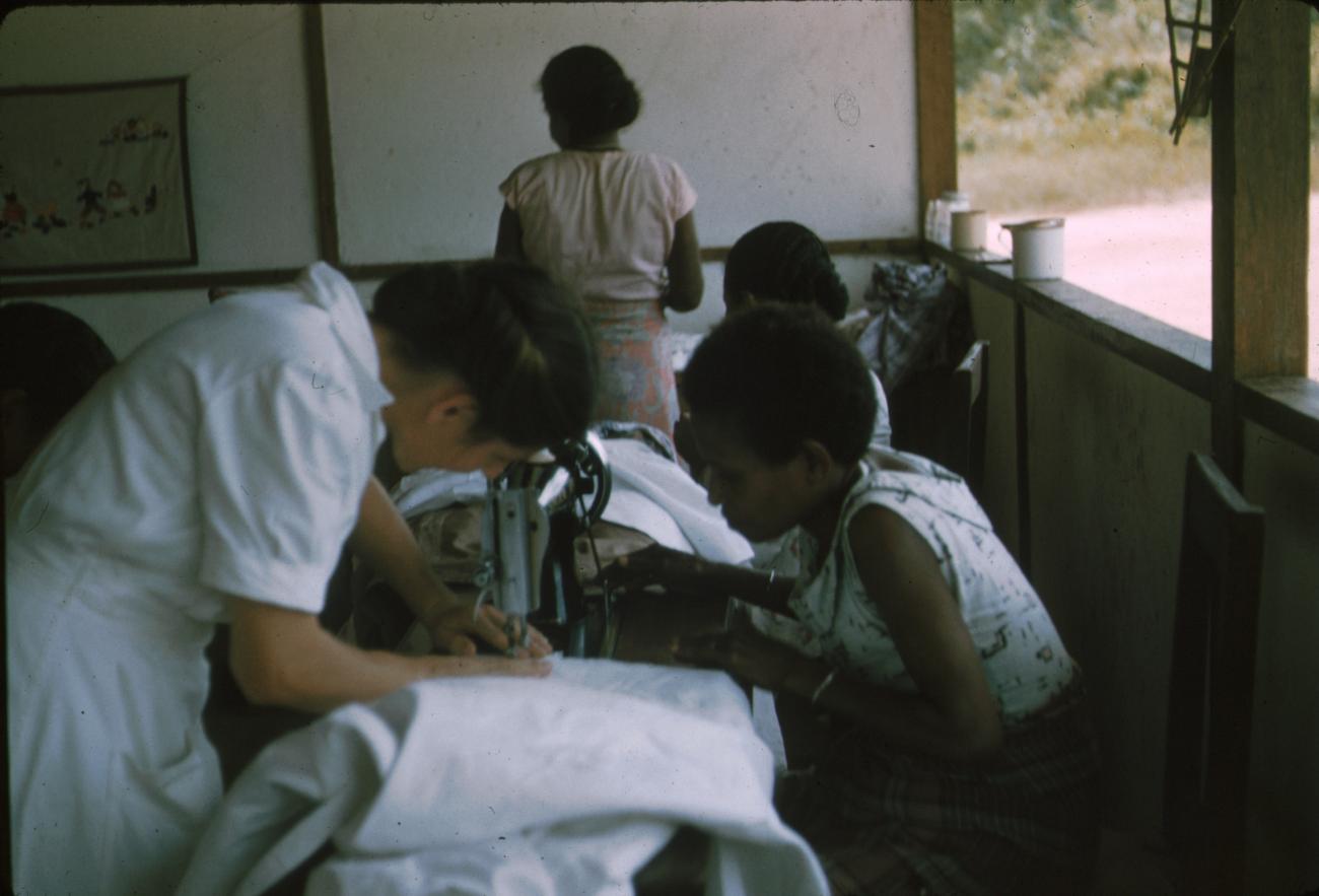 BD/171/847 - 
Vrouw is kleding aan het naaien
