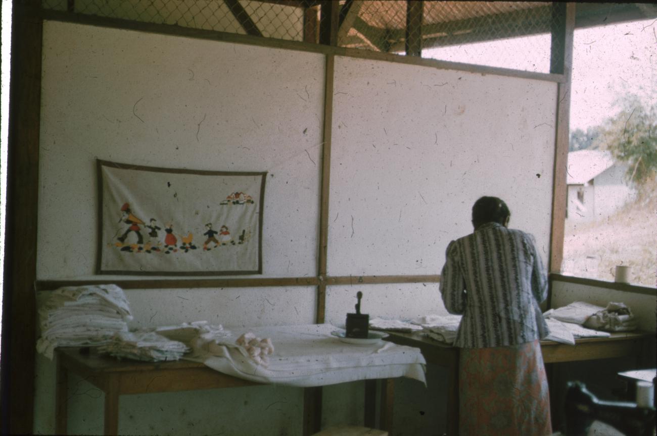 BD/171/848 - 
Vrouw is aan het borduren
