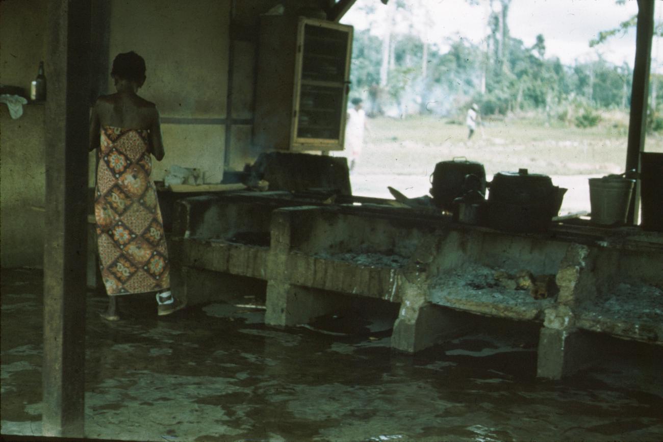 BD/171/853 - 
Vrouw aan het koken
