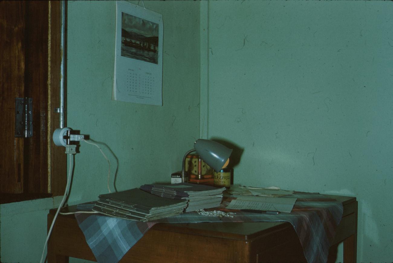 BD/171/864 - 
Bureau met schriften en een lamp
