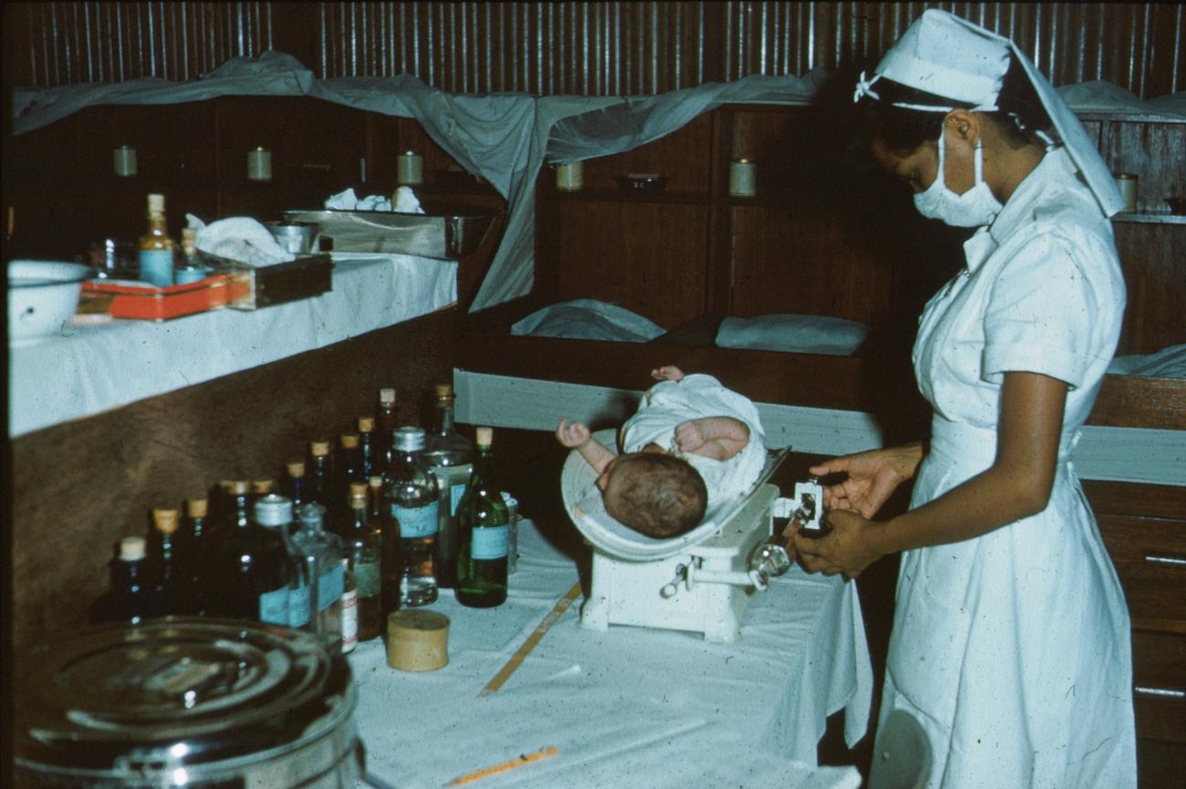 BD/171/872 - 
Verpleegster weegt baby
