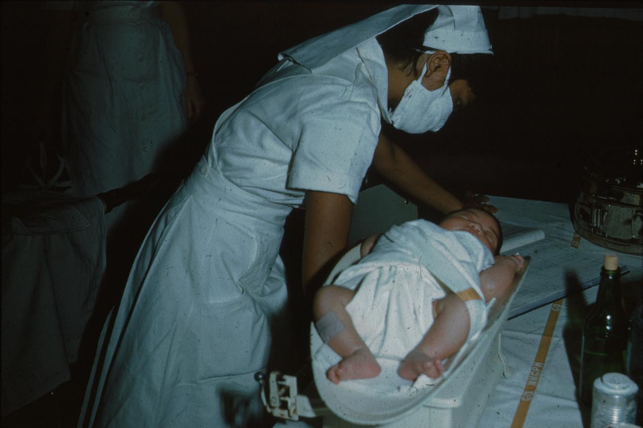 BD/171/873 - 
Verpleegster weegt baby
