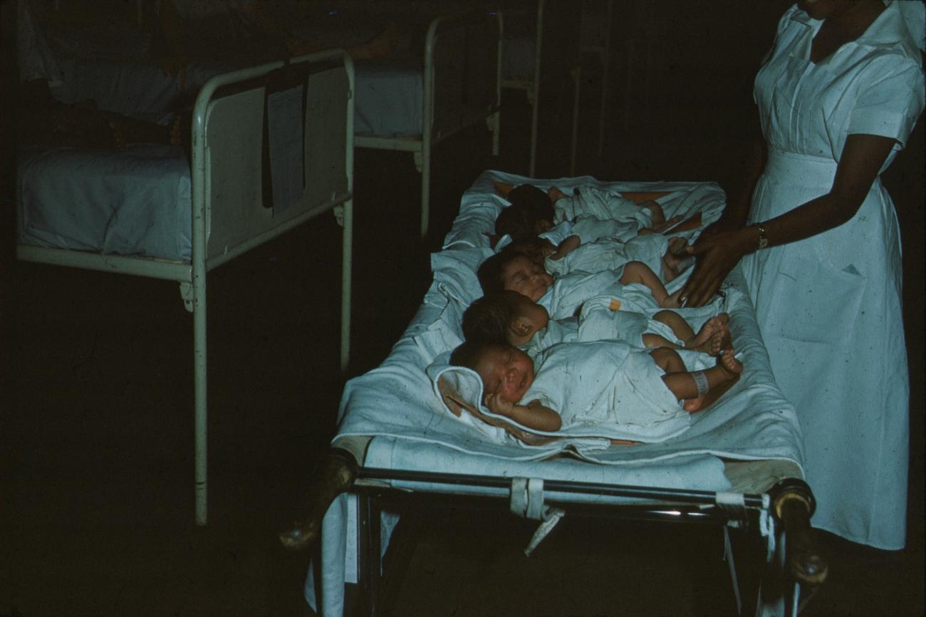 BD/171/875 - 
Babies liggend naast elkaar
