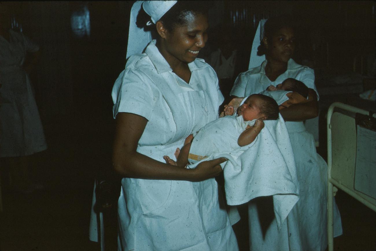 BD/171/878 - 
Twee verpleegsters met babies in de armen
