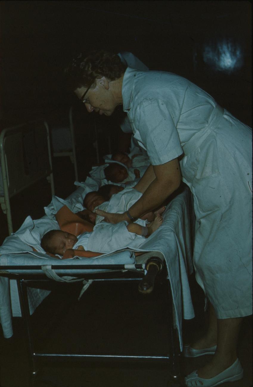 BD/171/881 - 
Verpleegster is bezig met babies
