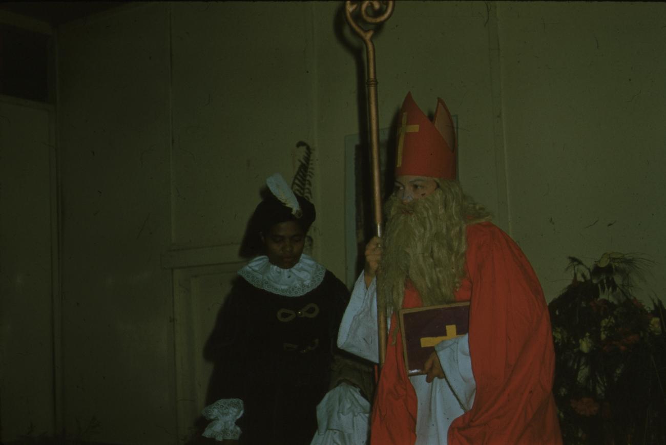 BD/171/887 - 
Sinterklaas met boek en zwarte piet
