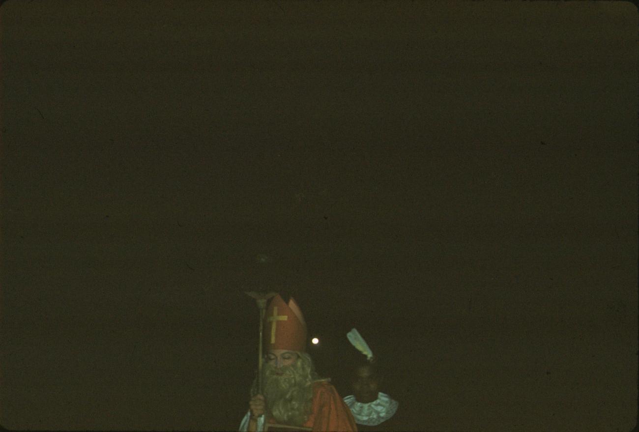 BD/171/888 - 
Sinterklaas met zwarte piet in het donker
