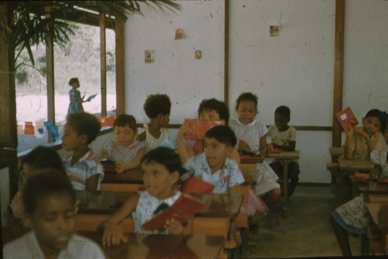 BD/171/889 - 
Kinderen op school
