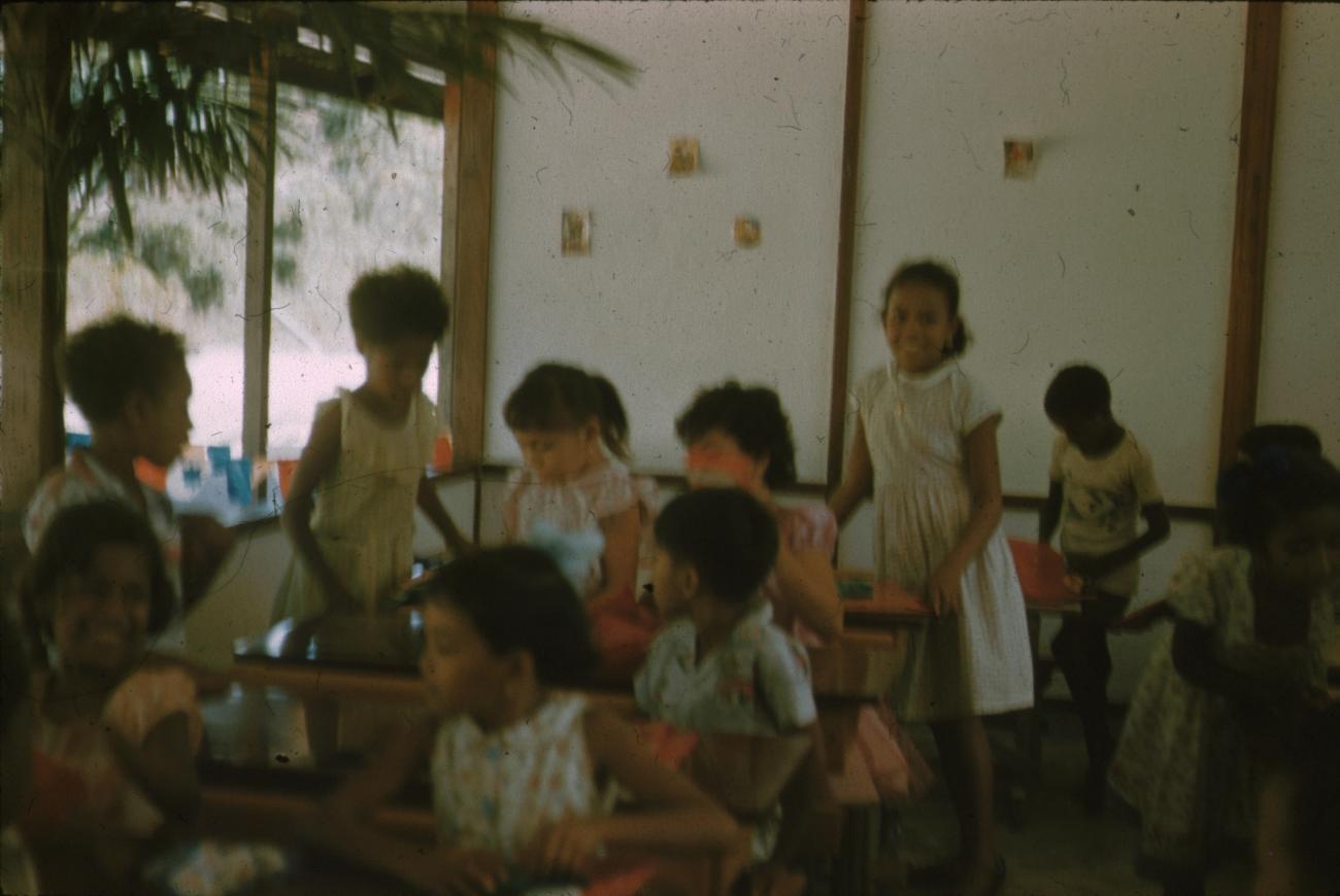 BD/171/890 - 
Kinderen op school
