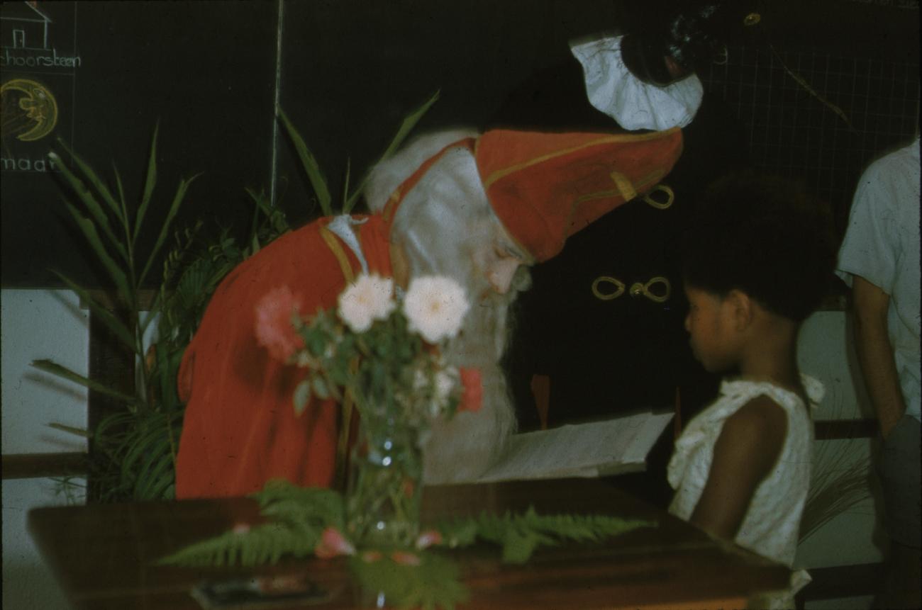 BD/171/893 - 
Sinterklaas leest voor uit boek
