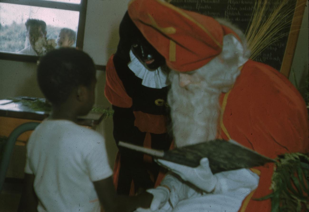 BD/171/894 - 
Sinterklaas leest voor uit boek
