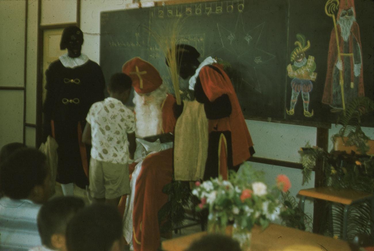 BD/171/895 - 
Sinterklaas met zwarte pieten in klaslokaal
