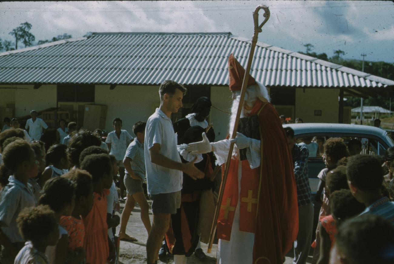 BD/171/896 - 
Schoolmeester neemt afscheid van sinterklaas
