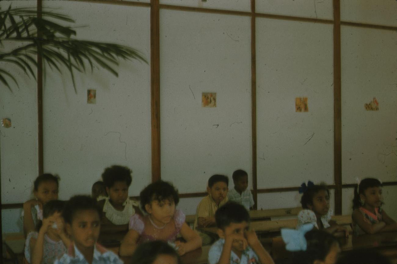 BD/171/898 - 
Kinderen in klaslokaal
