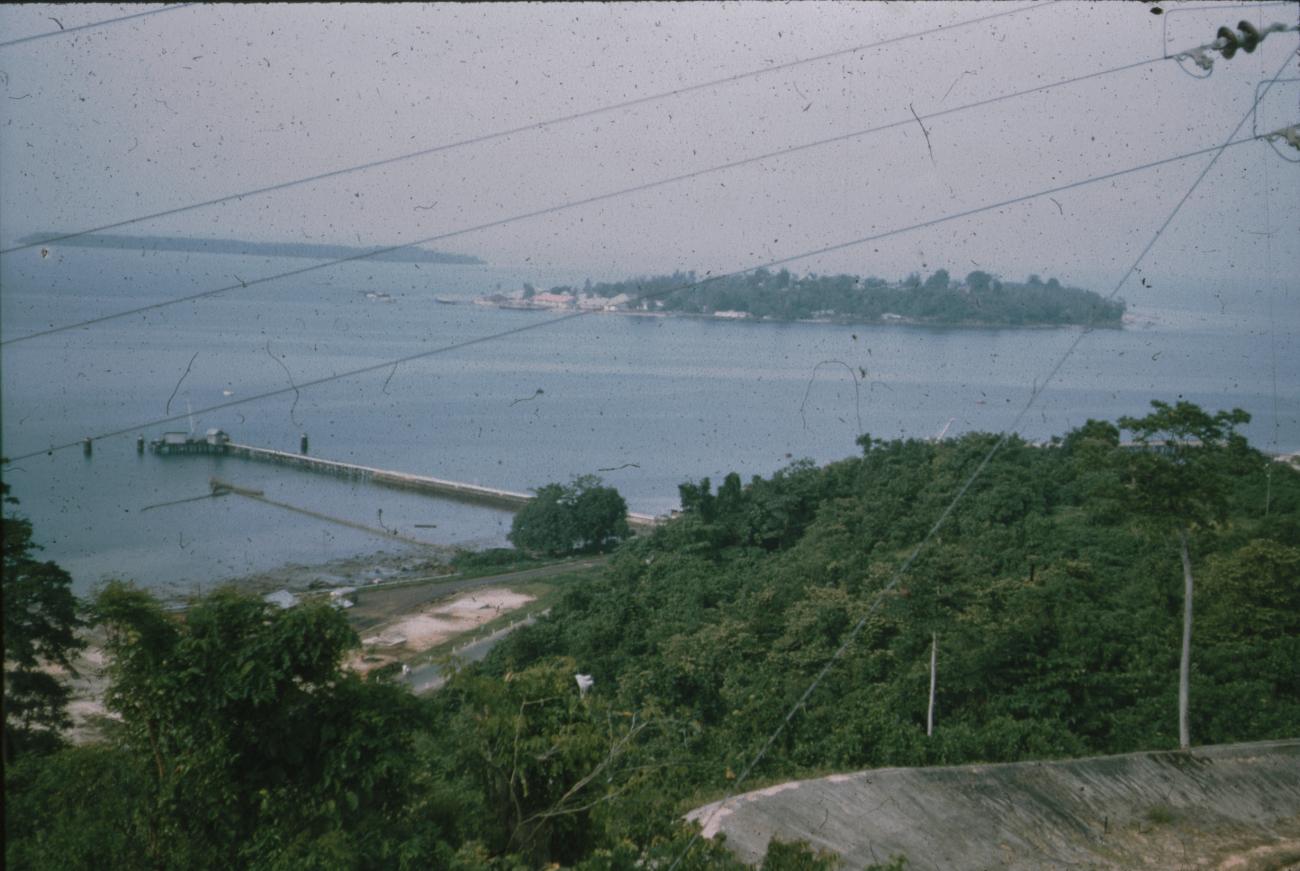 BD/171/921 - 
Kust met steiger en eilanden in baai. 
