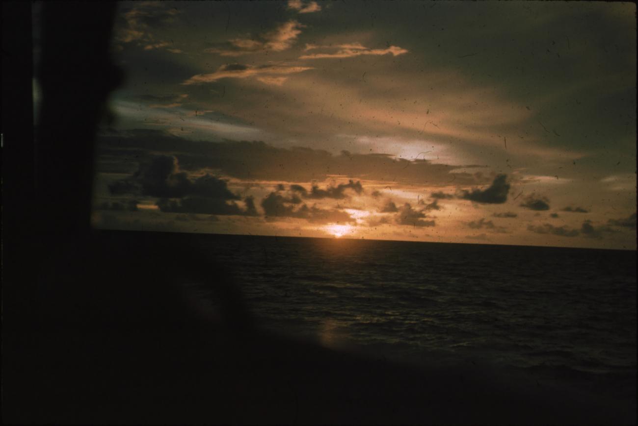 BD/171/948 - 
Zicht op zee bij ondergaande zon.
