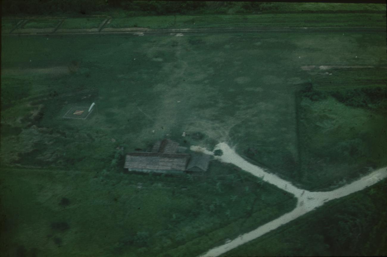 BD/171/1810 - 
Luchtfoto landingsbaan.
