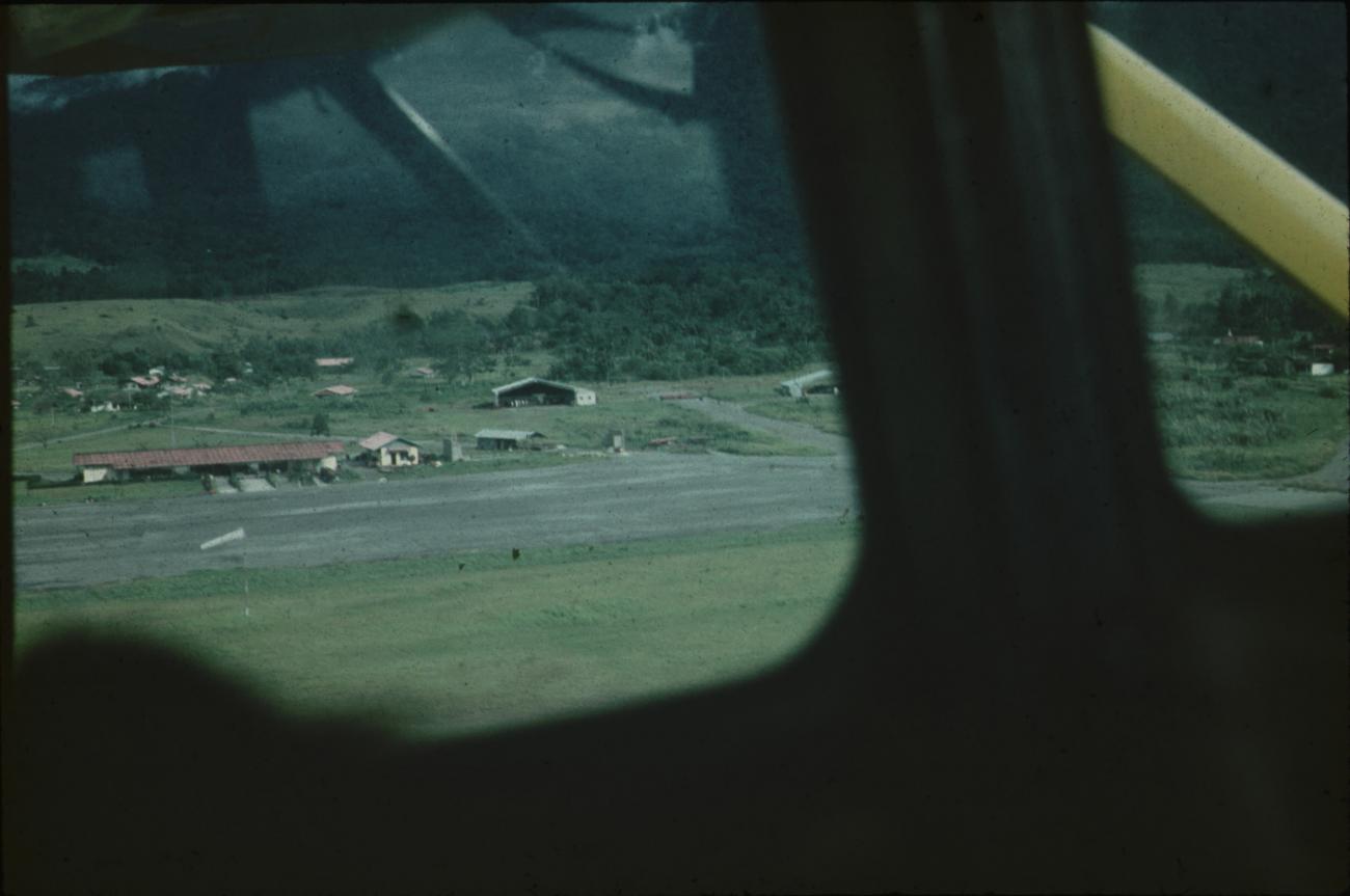 BD/171/1814 - 
Luchtfoto landingsbaan.
