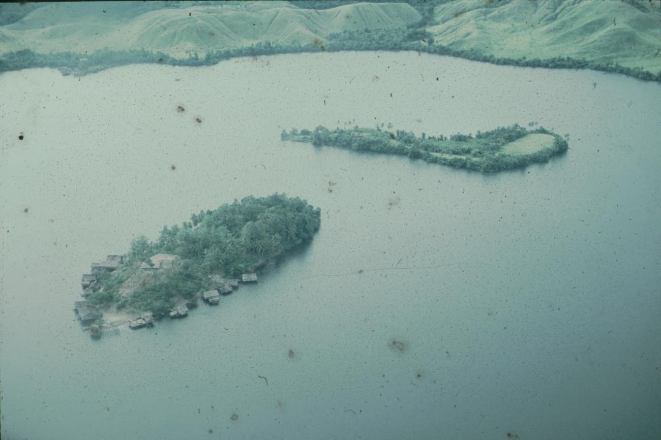 BD/171/1825 - 
Luchtfoto meer met eilanden.
