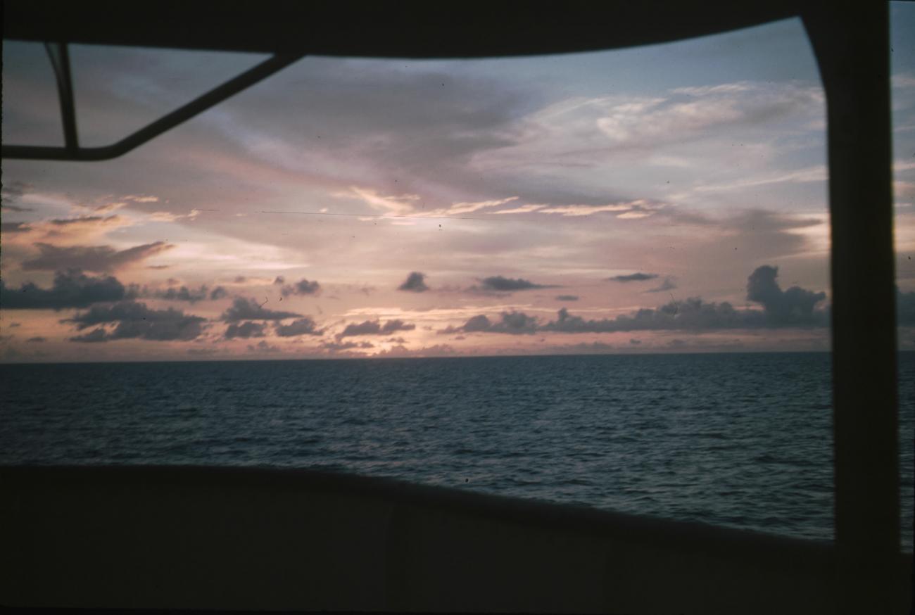 BD/171/1885 - 
Foto vanaf schip, horizond.
