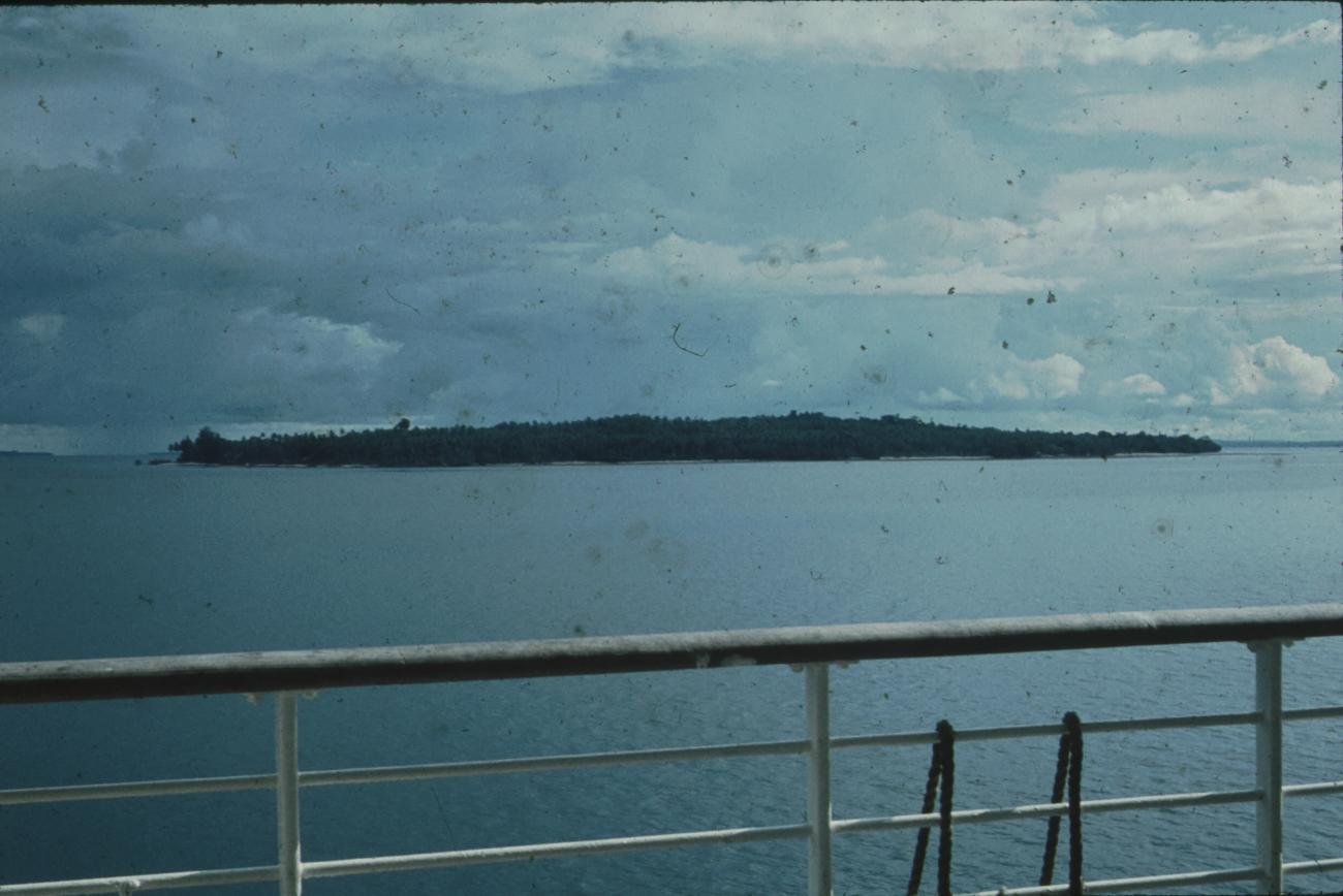 BD/171/1893 - 
Foto vanaf schip van eiland.
