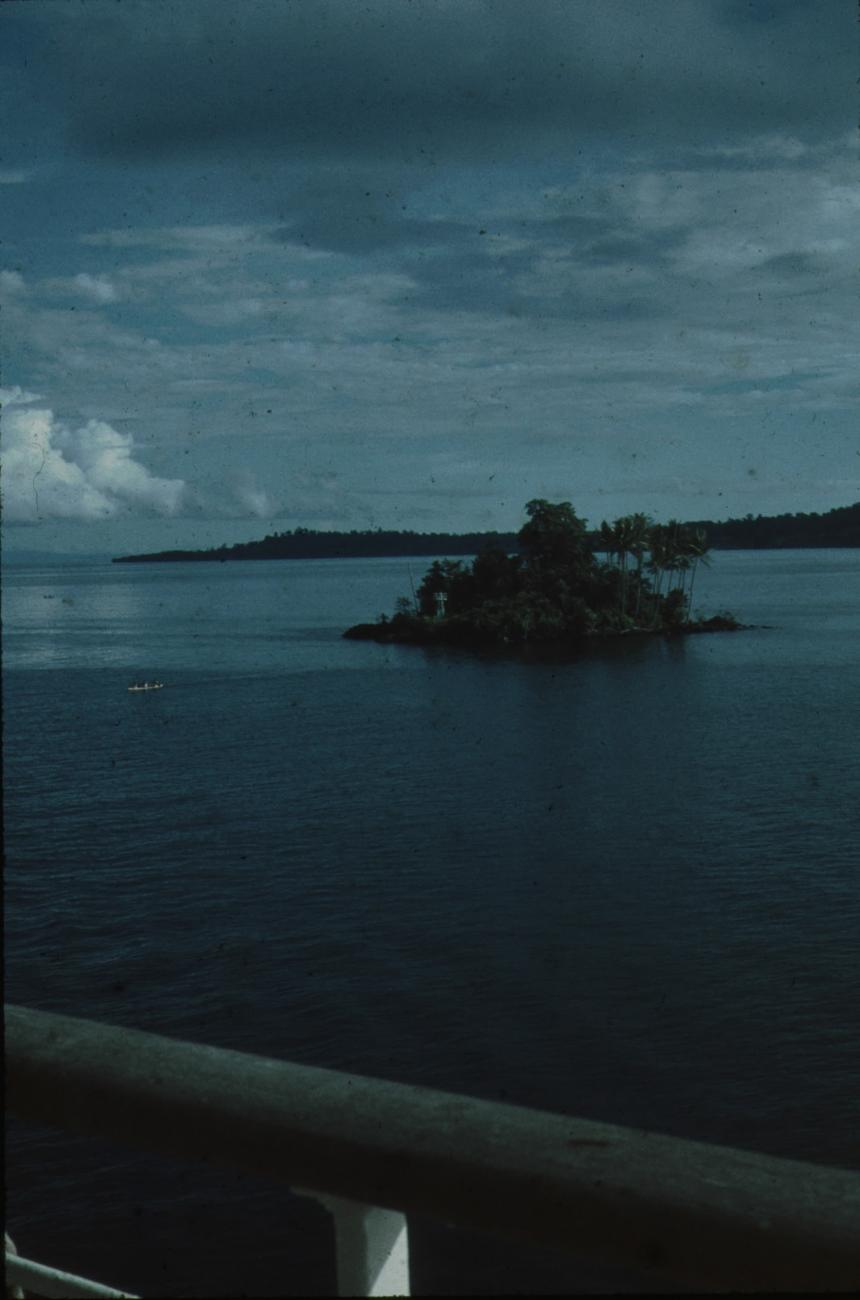 BD/171/1907 - 
Foto vanaf schip van klein eiland.
