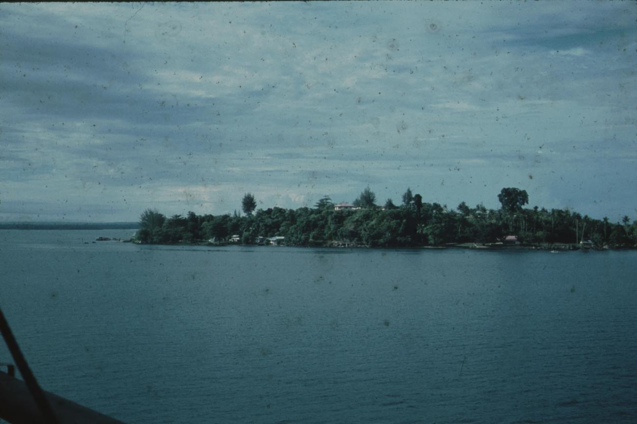 BD/171/1909 - 
Foto vanaf schip van bebouwd eiland.
