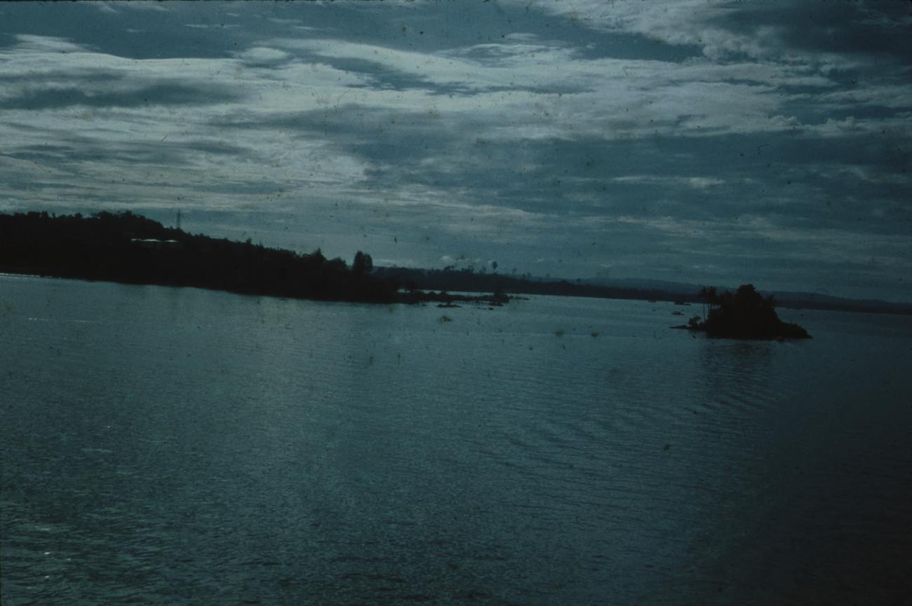 BD/171/1910 - 
Foto vanaf schip van kust en klein eiland.
